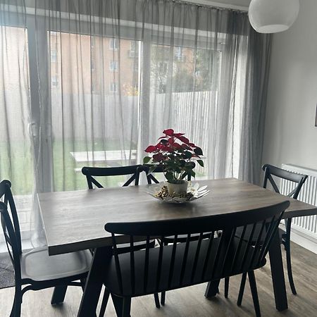 The Red House Modern Stylish Home From Home Walking Distance To Cardiff Bay And City Centre With Parking Zewnętrze zdjęcie