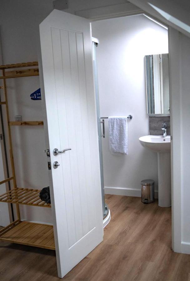 The Red House Modern Stylish Home From Home Walking Distance To Cardiff Bay And City Centre With Parking Zewnętrze zdjęcie
